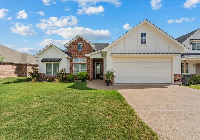 Photo 1 of Single family home for sale at 10413 Fallen Leaf Dr, Woodway, TX 76712 | MLS# 21402282 | Listing updated on 2026-10-07