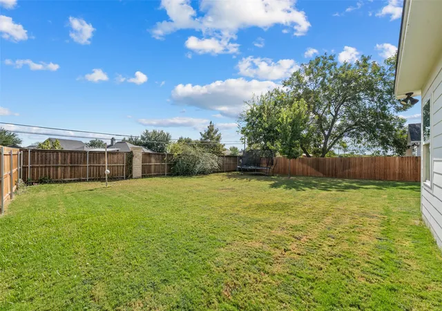 Photo 2 of Single family home for sale at 10413 Fallen Leaf Dr, Woodway, TX 76712 | MLS# 21402282 | Listing updated on 2026-10-07
