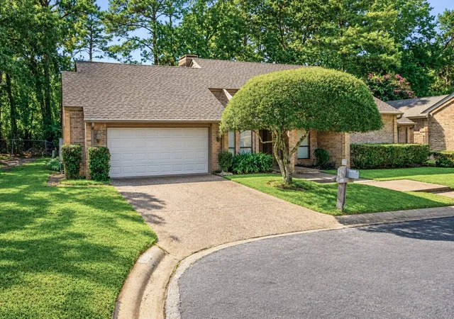 Photo 2 of Single family home for sale at 811 Ashford Ct, Tyler, TX 75703 | MLS# 21399302 | Listing updated on 2026-10-03