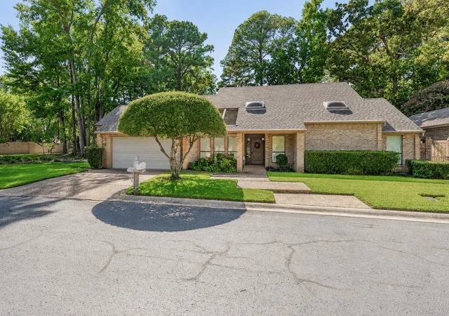 Photo 3 of Single family home for sale at 811 Ashford Ct, Tyler, TX 75703 | MLS# 21399302 | Listing updated on 2026-10-03