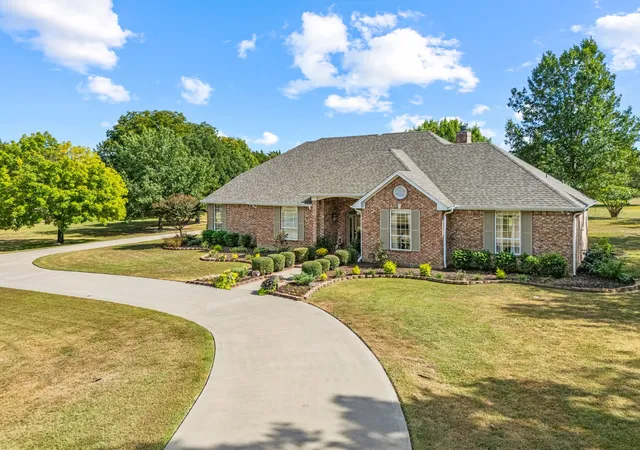 Photo 2 of Single family home for sale at 1 Bluebonnet Trl, Greenville, TX 75402 | MLS# 21399719 | Listing updated on 2026-10-03