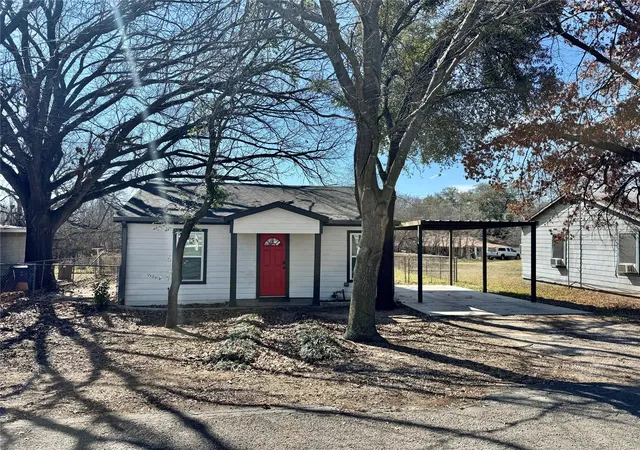 Photo 1 of Single family home for sale at 113 W Arnold St, Granbury, TX 76048 | MLS# 21402449 | Listing updated on 2026-10-03