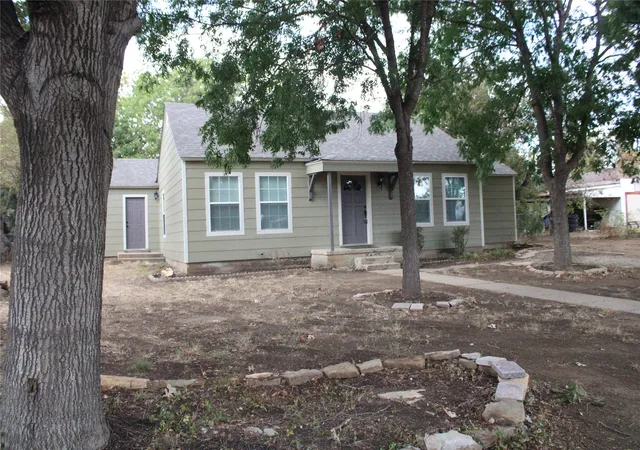 Photo 2 of Single family home for sale at 1021 Santa Clara Dr, Brownwood, TX 76801 | MLS# 21402232 | Listing updated on 2026-10-09