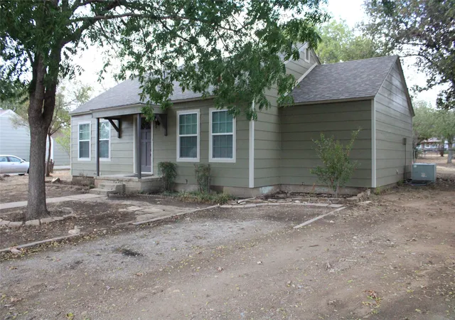 Photo 3 of Single family home for sale at 1021 Santa Clara Dr, Brownwood, TX 76801 | MLS# 21402232 | Listing updated on 2026-10-09
