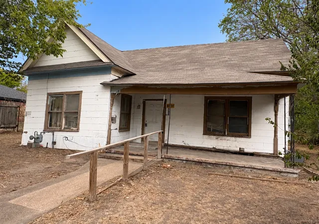Photo 1 of Sale Pending at 808 W 11th Avenue, Corsicana, TX 75110 | MLS# 21398871 | Listing updated on 2026-10-27