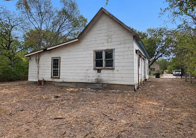 Photo 3 of Sale Pending at 808 W 11th Avenue, Corsicana, TX 75110 | MLS# 21398871 | Listing updated on 2026-10-27