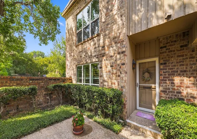 Condo for sale at 4325 Bellaire Dr S, Fort Worth, TX 76109 | MLS# 21395844
