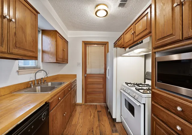 Photo 3 of Single family home for sale at 3826 Pendleton Ct, Irving, TX 75062 | MLS# 21402578 | Listing updated on 2026-10-04