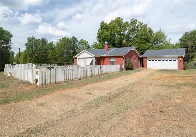 Photo 1 of Single family home for sale at 9462 County Rd 147 W, Overton, TX 75684 | MLS# 21402396 | Listing updated on 2026-10-06