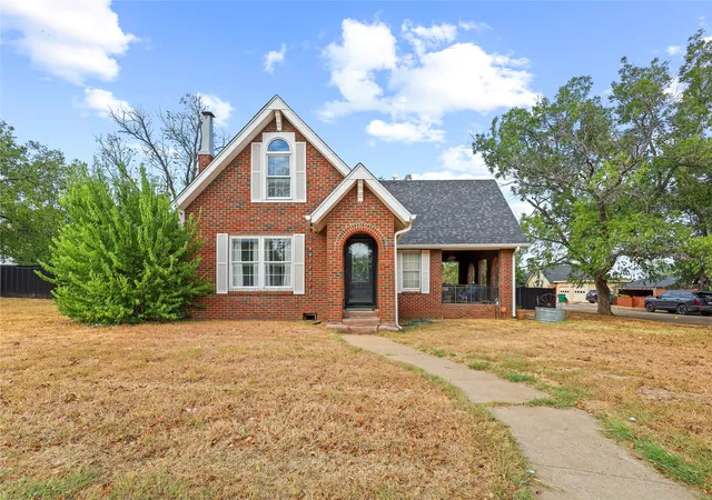 Photo 1 of Single family home for sale at 1100 W Walnut St, Coleman, TX 76834 | MLS# 21400148 | Listing updated on 2026-10-05