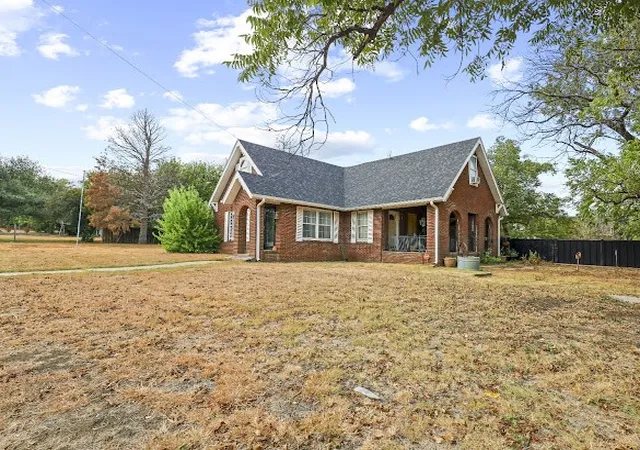 Photo 2 of Single family home for sale at 1100 W Walnut St, Coleman, TX 76834 | MLS# 21400148 | Listing updated on 2026-10-05