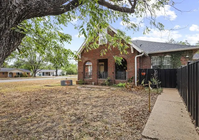 Photo 3 of Single family home for sale at 1100 W Walnut St, Coleman, TX 76834 | MLS# 21400148 | Listing updated on 2026-10-05