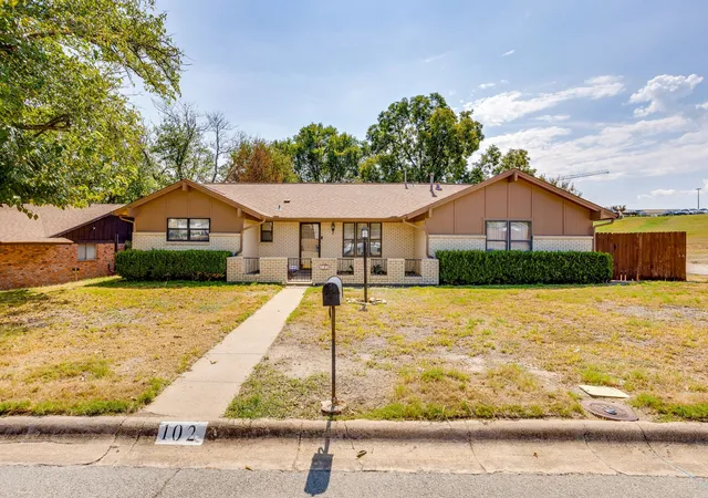 Photo 1 of Single family home for sale at 102 Roselawn Dr, Weatherford, TX 76086 | MLS# 21402639 | Listing updated on 2026-10-03