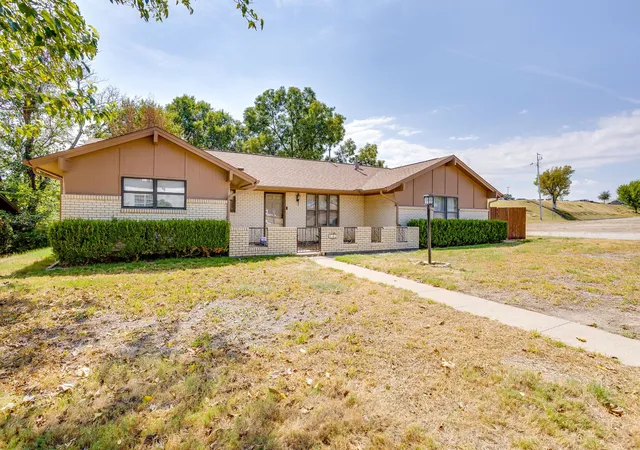 Photo 2 of Single family home for sale at 102 Roselawn Dr, Weatherford, TX 76086 | MLS# 21402639 | Listing updated on 2026-10-03
