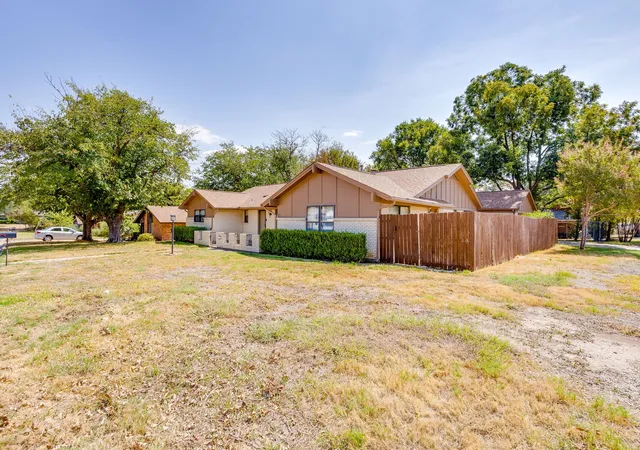Photo 3 of Single family home for sale at 102 Roselawn Dr, Weatherford, TX 76086 | MLS# 21402639 | Listing updated on 2026-10-03
