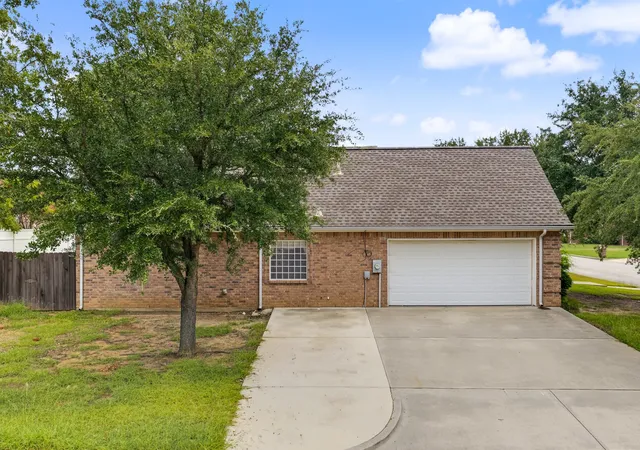 Photo 2 of Single family home for sale at 1106 Owl Dr, Decatur, TX 76234 | MLS# 21402647 | Listing updated on 2026-10-06