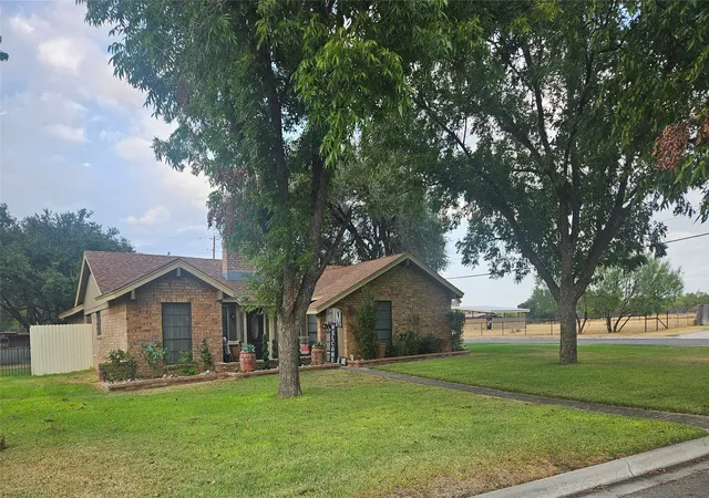 Photo 2 of Single family home for sale at 1 Dixie Ct, Brownwood, TX 76801 | MLS# 21402197 | Listing updated on 2026-10-03