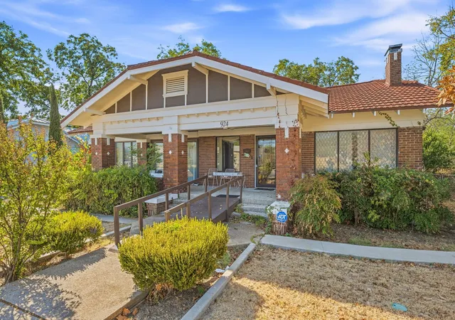 Photo 1 of Single family home for sale at 924 4th Street, Graham, TX 76450 | MLS# 21399436 | Listing updated on 2026-10-03