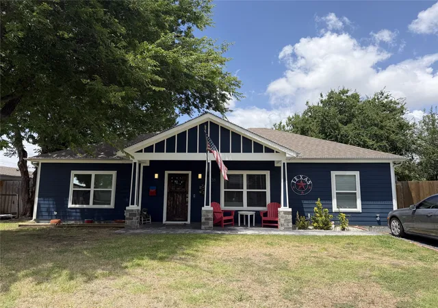 Photo 1 of Single family home for sale at 1338 S Pine St, Grapevine, TX 76051 | MLS# 21402732 | Listing updated on 2026-10-07