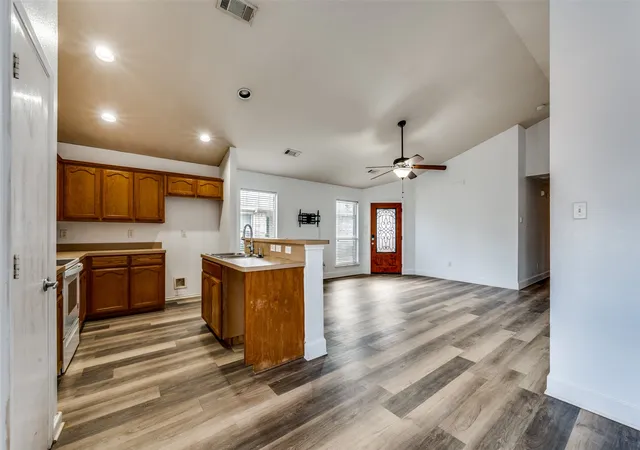Photo 4 of Single family home for sale at 909 Honey Locust Ln, Crowley, TX 76036 | MLS# 21402400 | Listing updated on 2026-10-27