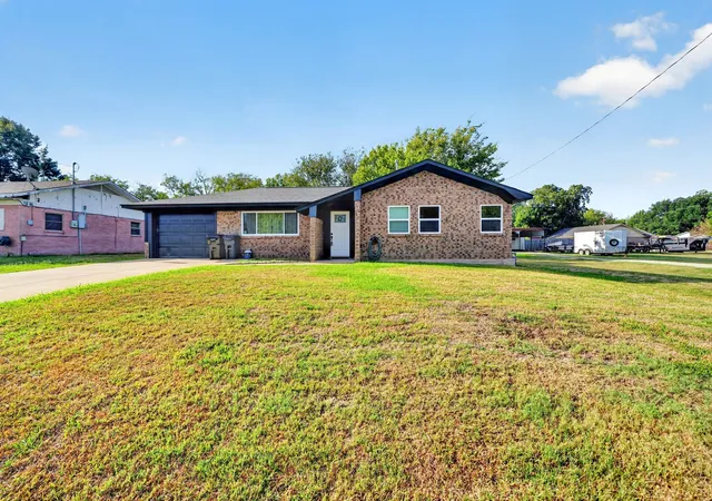 Photo 3 of Single family home for sale at 708 E High St, Wills Point, TX 75169 | MLS# 21395210 | Listing updated on 2026-10-05