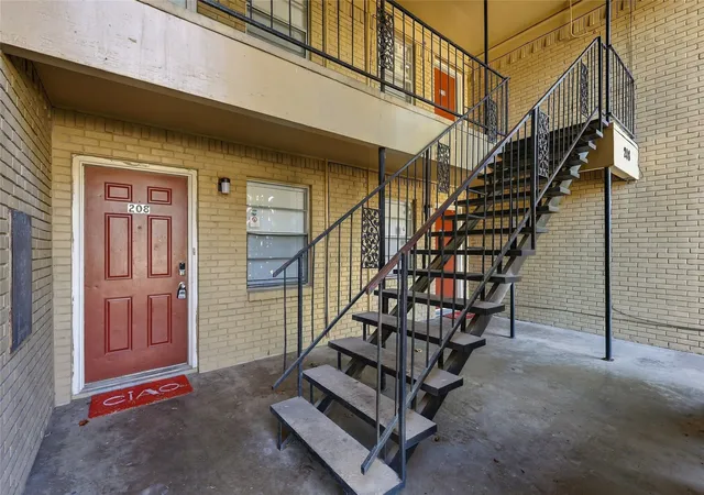 Listing Photo 4 - Condo for sale in building located at 208 Alpine Ct, Irving, TX 75060