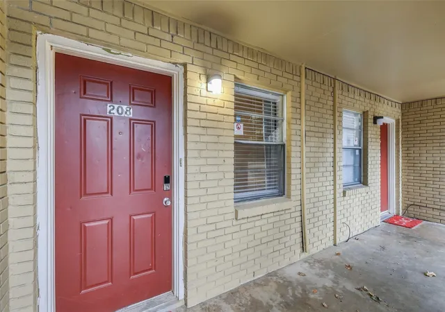 Listing Photo 5 - Condo for sale in building located at 208 Alpine Ct, Irving, TX 75060