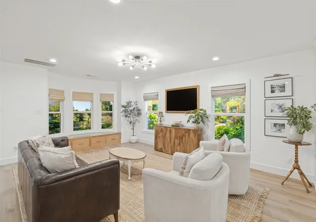 Photo 3 of Single family home for sale at 5931 Kenwood Ave, Dallas, TX 75206 | MLS# 21401400 | Listing updated on 2026-10-10