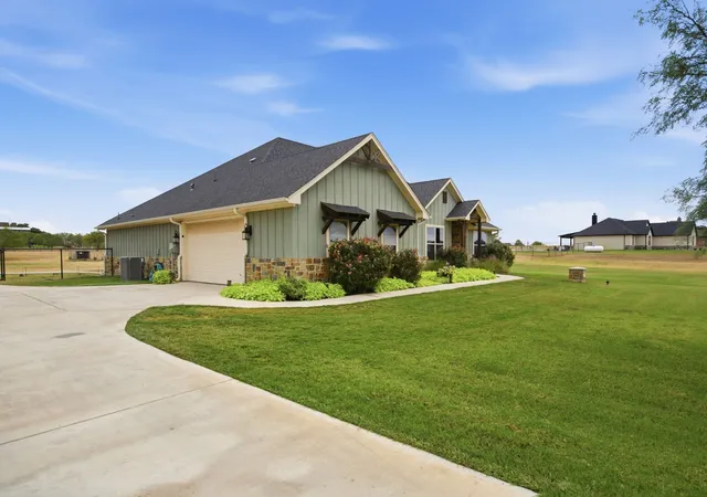 Photo 2 of Single family home for sale at 133 Kingston Ln, Weatherford, TX 76087 | MLS# 21396618 | Listing updated on 2026-10-04
