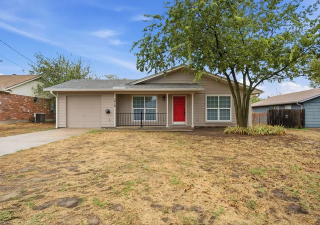 Photo 1 of Single family home for sale at 1416 N Rusk St, Weatherford, TX 76086 | MLS# 21402843 | Listing updated on 2026-10-29