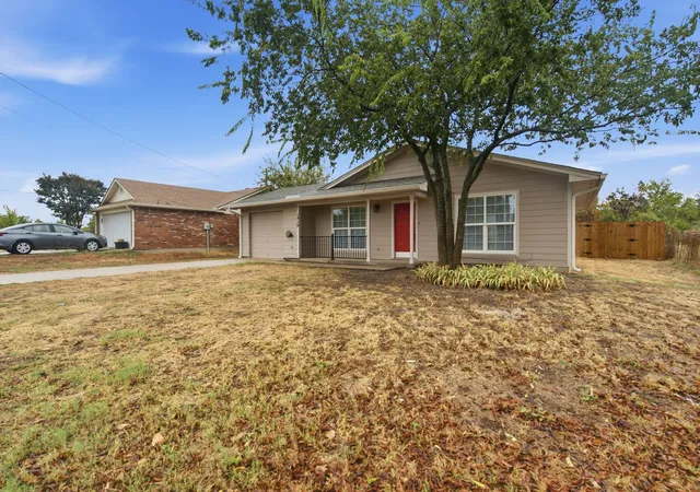 Photo 1 of Single family home for sale at 1416 N Rusk St, Weatherford, TX 76086 | MLS# 21402843 | Listing updated on 2026-10-29