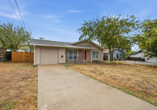 Photo 2 of Single family home for sale at 1416 N Rusk St, Weatherford, TX 76086 | MLS# 21402843 | Listing updated on 2026-10-29