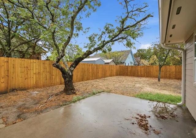 Photo 3 of Single family home for sale at 1416 N Rusk St, Weatherford, TX 76086 | MLS# 21402843 | Listing updated on 2026-10-29