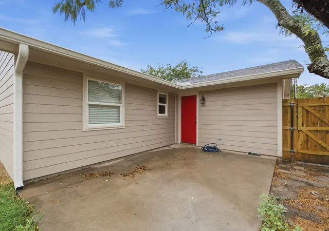 Photo 4 of Single family home for sale at 1416 N Rusk St, Weatherford, TX 76086 | MLS# 21402843 | Listing updated on 2026-10-29