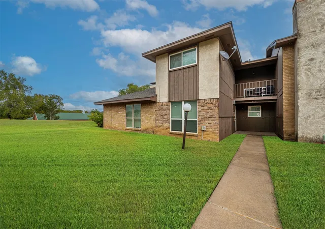 Townhouse for sale at 1402 S Carrier Pkwy #309, Grand Prairie, TX 75051 | MLS# 21402623