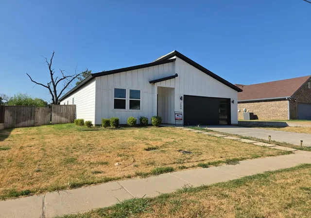 Photo 3 of Single family home for sale at 2604 Flora Ln, Denison, TX 75020 | MLS# 21402820 | Listing updated on 2026-10-07