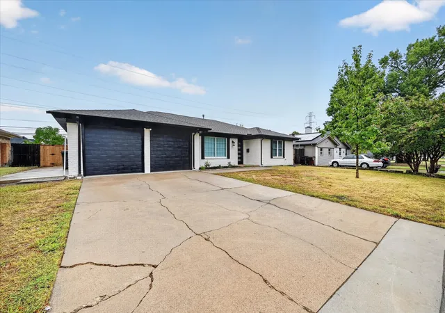 Photo 2 of Single family home for sale at 902 Ridgefield Dr, Plano, TX 75075 | MLS# 21402958 | Listing updated on 2026-10-04