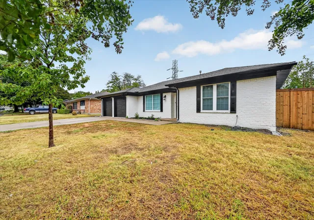 Photo 3 of Single family home for sale at 902 Ridgefield Dr, Plano, TX 75075 | MLS# 21402958 | Listing updated on 2026-10-04