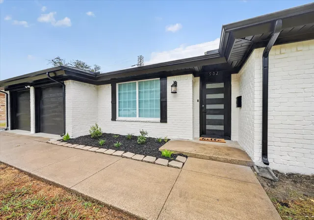 Photo 4 of Single family home for sale at 902 Ridgefield Dr, Plano, TX 75075 | MLS# 21402958 | Listing updated on 2026-10-04