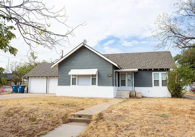 Photo 2 of Single family home for sale at 312 W Lindsey St, Breckenridge, TX 76424 | MLS# 21402999 | Listing updated on 2026-10-04
