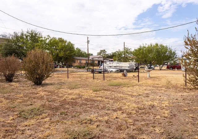 Photo 3 of Single family home for sale at 312 W Lindsey St, Breckenridge, TX 76424 | MLS# 21402999 | Listing updated on 2026-10-04