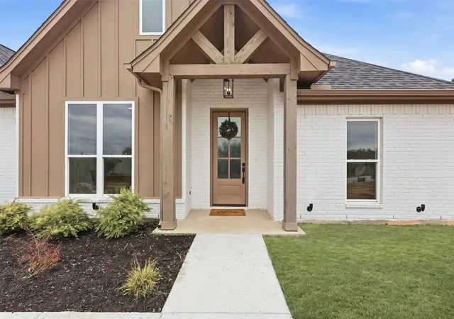 Photo 2 of Single family home for sale at 124 Norene Ln, Weatherford, TX 76088 | MLS# 21402369 | Listing updated on 2026-10-09