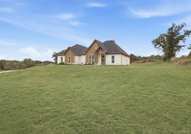 Photo 3 of Single family home for sale at 124 Norene Ln, Weatherford, TX 76088 | MLS# 21402369 | Listing updated on 2026-10-09