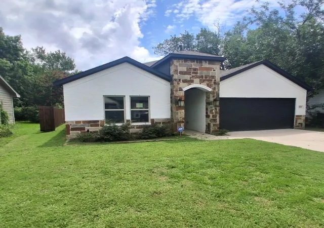Photo 1 of Single family home for sale at 905 Edgar St, Greenville, TX 75401 | MLS# 21398467 | Listing updated on 2026-10-04