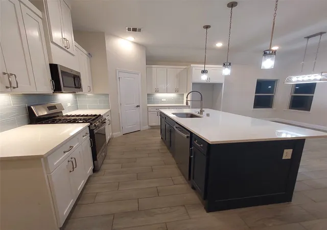 Photo 4 of Single family home for sale at 905 Edgar St, Greenville, TX 75401 | MLS# 21398467 | Listing updated on 2026-10-04