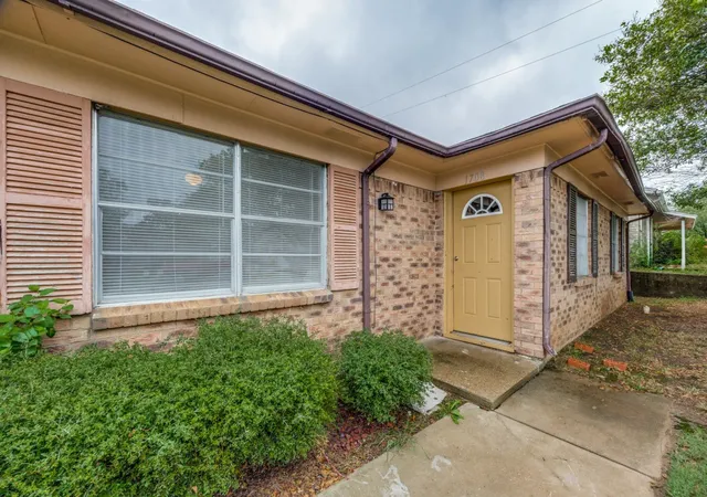Photo 1 of House for sale at 1706 S Travis Ave, Denison, TX 75021 | MLS# 21400231 | Listing updated on 2026-10-04