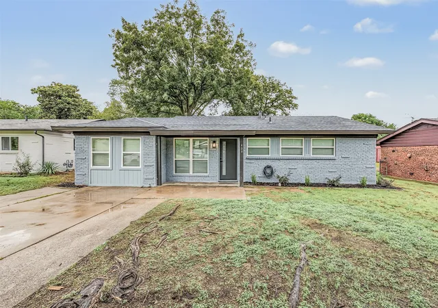 Photo 2 of Single family home for sale at 404 Simmons Dr, Hurst, TX 76053 | MLS# 21403081 | Listing updated on 2026-10-07