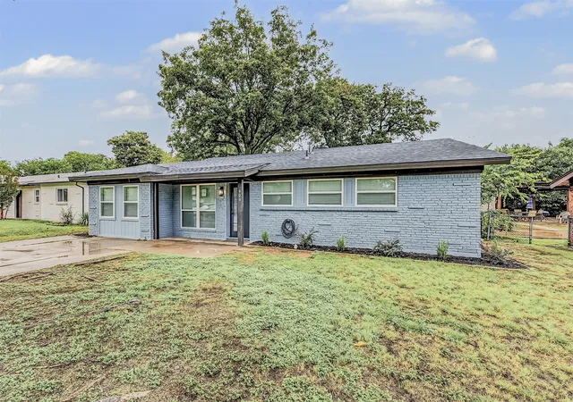 Photo 3 of Single family home for sale at 404 Simmons Dr, Hurst, TX 76053 | MLS# 21403081 | Listing updated on 2026-10-07