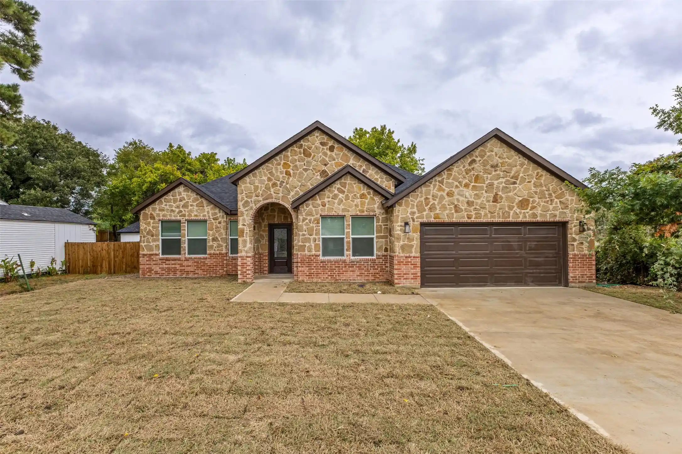 Photo 1 of Single family home for sale at 907 Howard St, Seagoville, TX 75159 | MLS# 21403045 | Listing updated on 2026-10-28