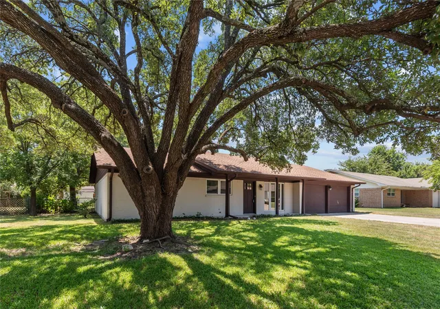 Photo 2 of Single family home for sale at 2008 Maplewood Dr, Gainesville, TX 76240 | MLS# 21403146 | Listing updated on 2026-10-08